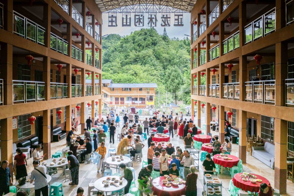 深度解析：足球巨星的训练秘诀 - 华体会
